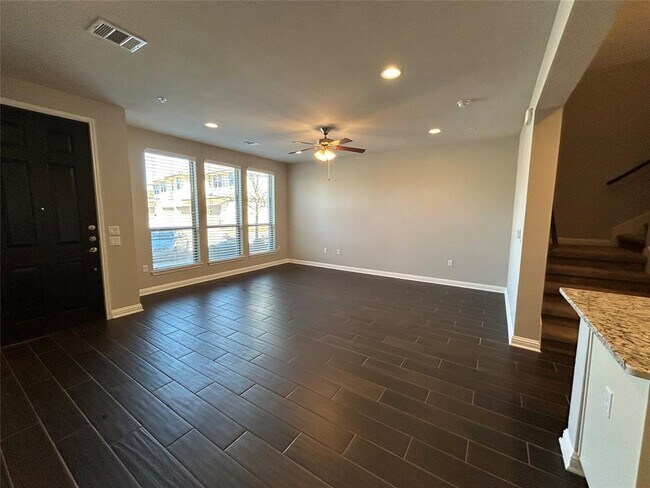 Building Photo - 13800 Lyndhurst St