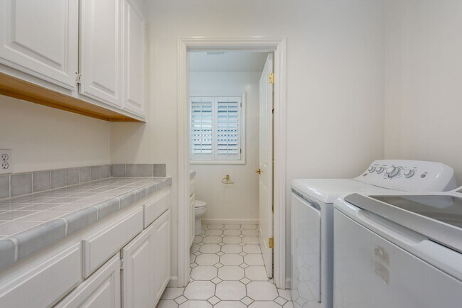Building Photo - Los Altos 4bd/2.5bth Ranch Home on University Ave.