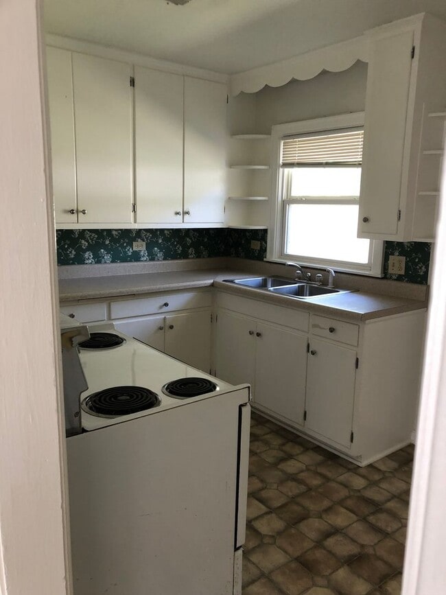 Building Photo - Charming 2 Bedroom Home with Garage in Sea...