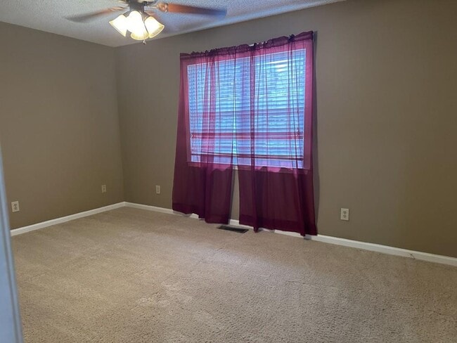 Building Photo - 4084 Hidden Hollow Dr