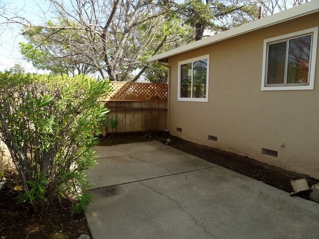 Building Photo - Single-Story Home on a Spacious Corner Lot Near Westgate