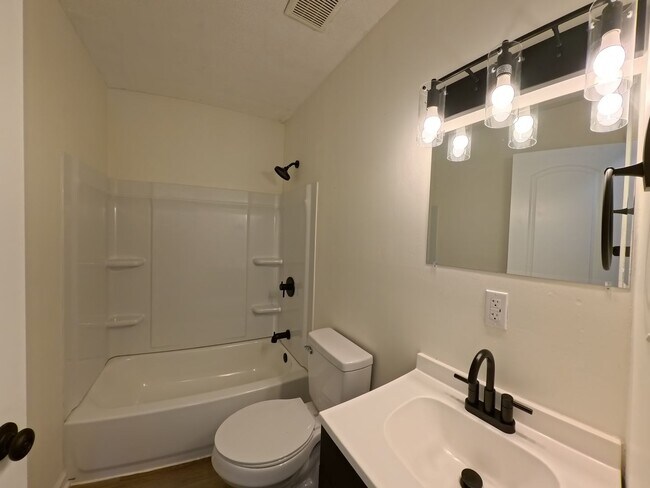 Building Photo - Adorable Home/Huge deck