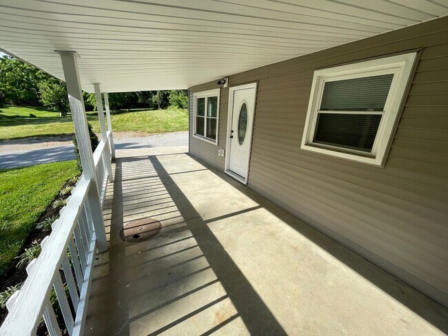 Building Photo - Great Location Private Setting Home For Rent