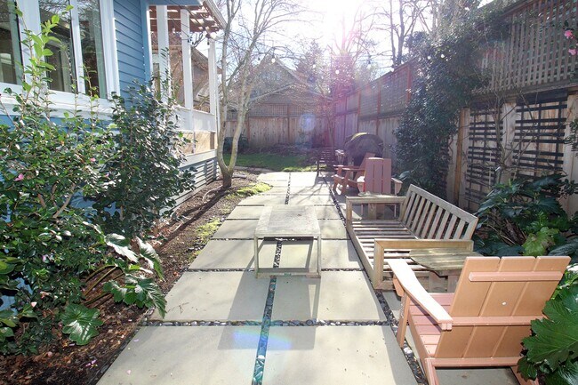 Building Photo - 2343 NE 21st Ave