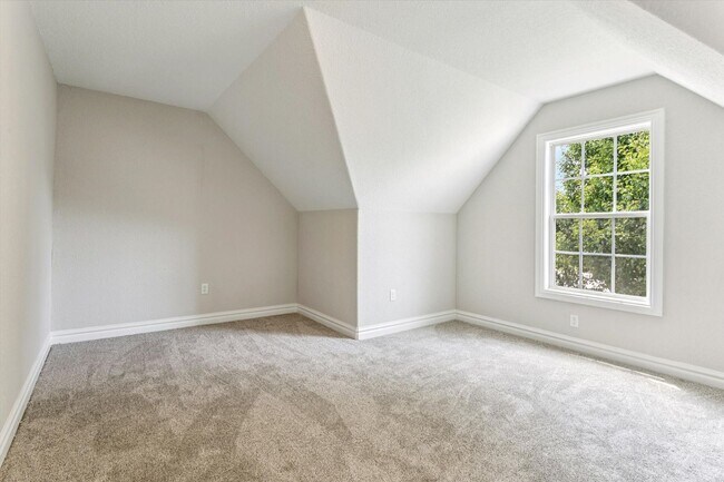 Building Photo - Renovated 5-bedroom 3.5-bathroom home loca...