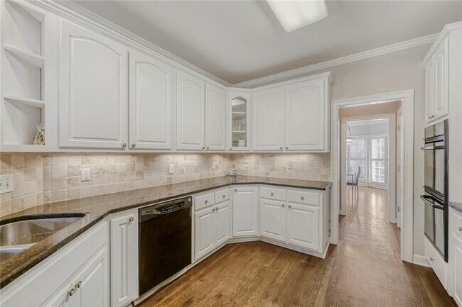 Building Photo - 1111 Lake Washington Dr NW