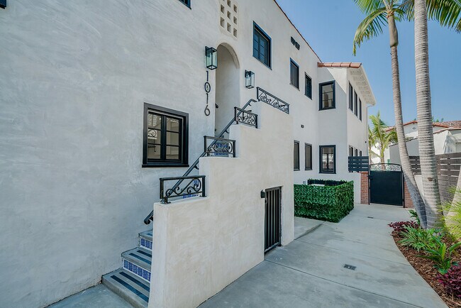 Building Photo - 1014 S Hayworth Ave