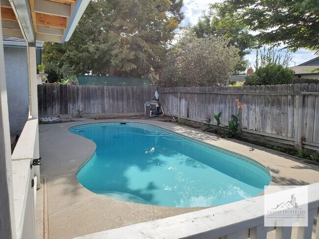 Building Photo - Beautiful 3 bedroom 2 bath with pool "MOVE-IN SPECIAL"