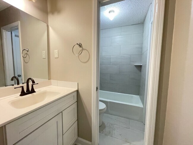 Building Photo - Alexander crossing