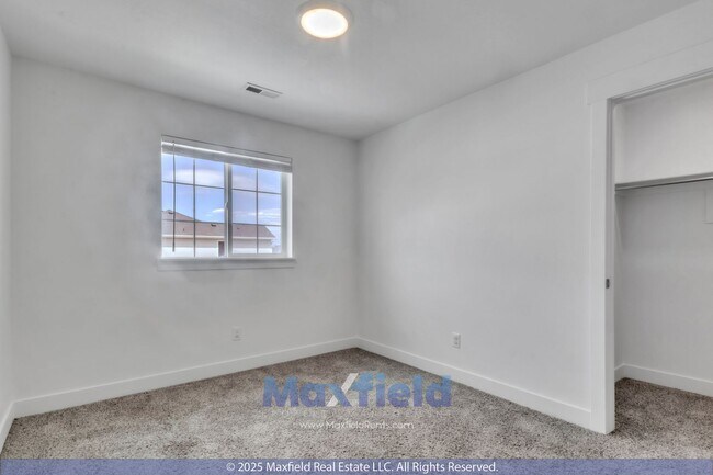 Building Photo - Spacious 5-Bedroom End-Unit Townhome with ...