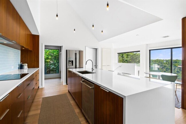 Building Photo - 911 Redbud Trail