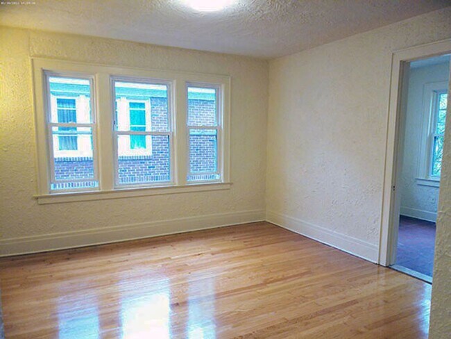 Building Photo - Available 6/1/26 Newly Renovated Spacious ...