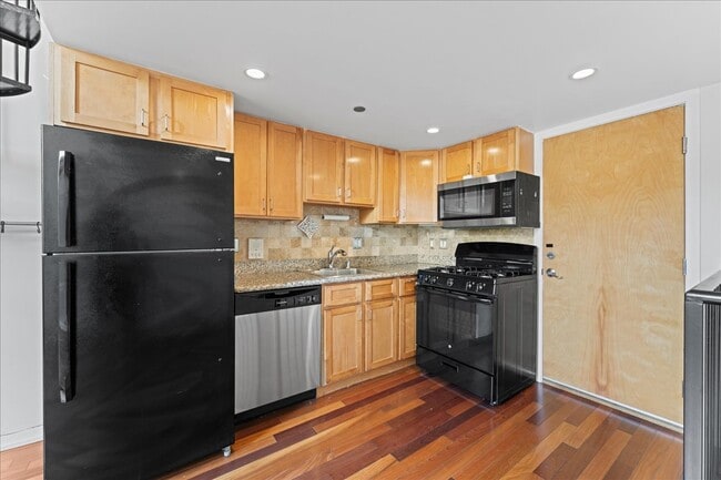 Building Photo - 108 Langton St