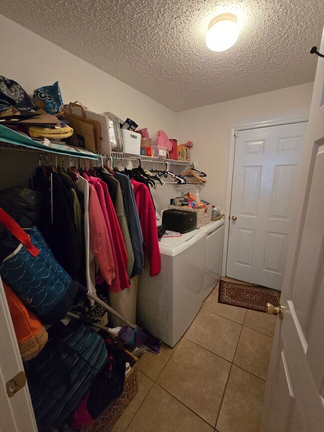 Building Photo - 4 bedrooms, 2 bathrooms, 2 car garage