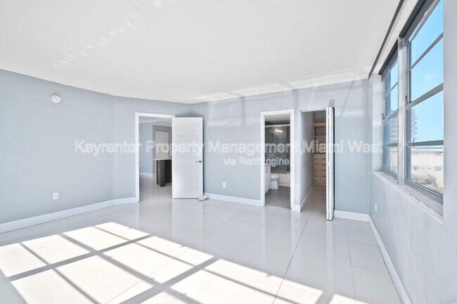 Building Photo - 5313 Collins Ave