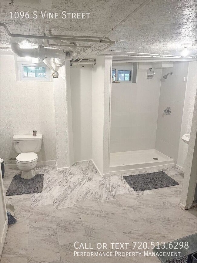 Building Photo - 1096 S Vine St