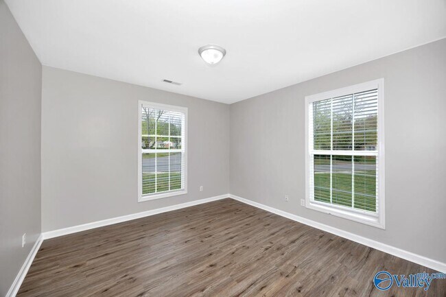 Building Photo - 800 Linwood Dr NW