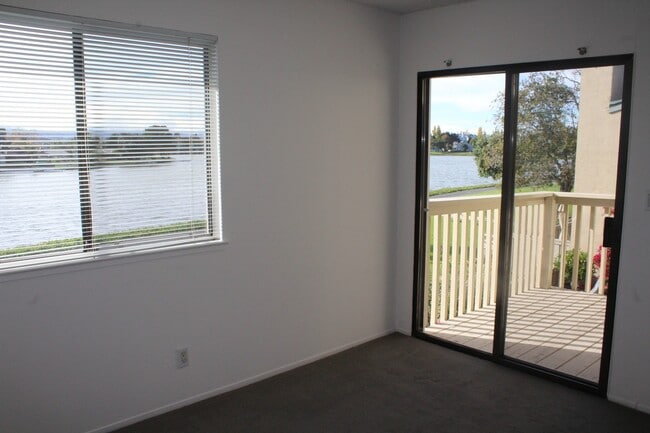 Building Photo - Waterfront 3 Bedroom and 2 1/2 Bath Home i...