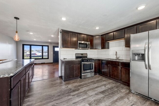 Building Photo - Beautiful 3/4 bed 2 bath home in East Moline!