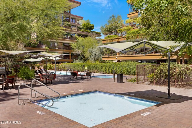 Building Photo - 7121 E Rancho Vista Dr