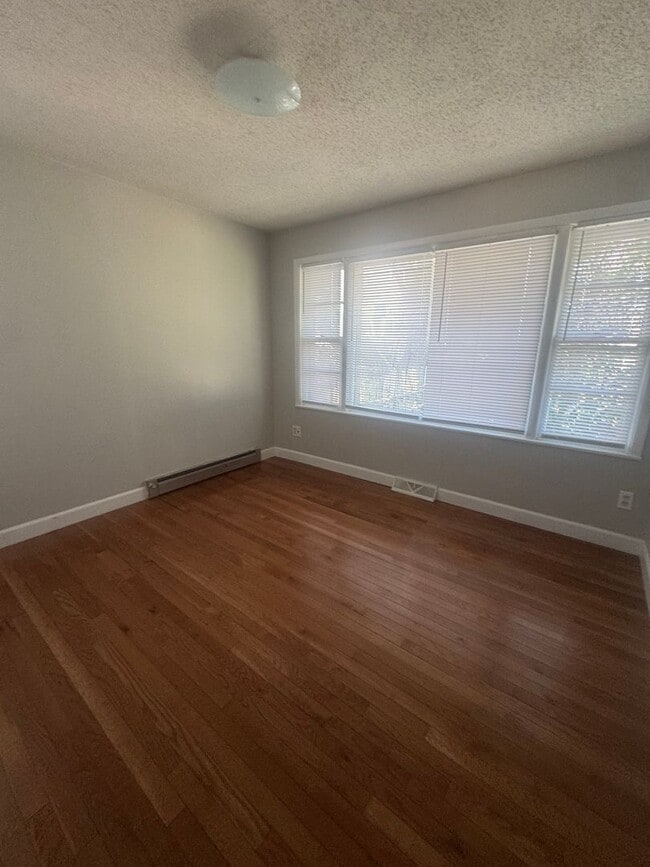 Building Photo - 5 BED / 2 BA home right next to Memorial S...