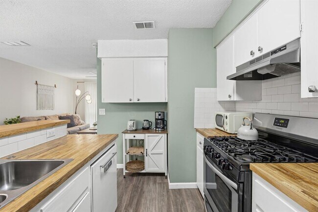 Building Photo - 11301 Oakwood Dr