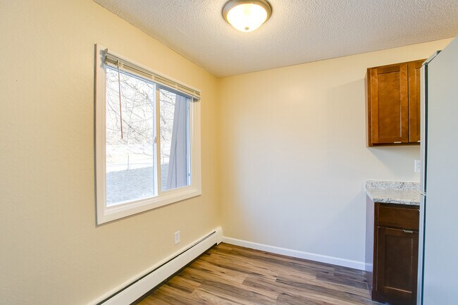 Building Photo - 1337 Arkwright St N