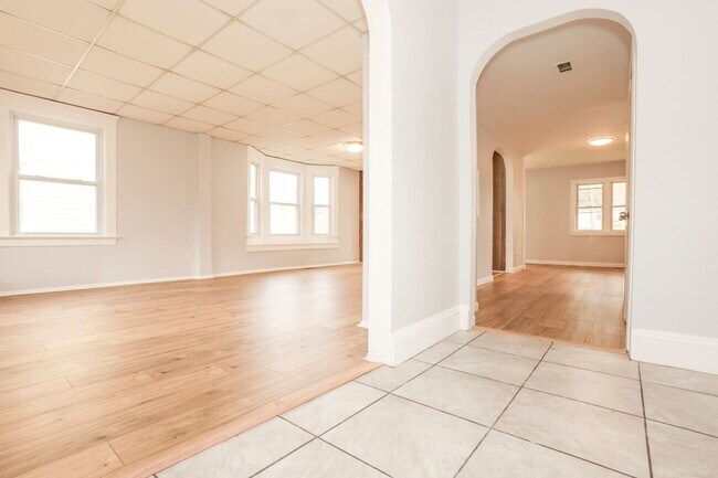 Building Photo - GREAT SINGLE FAMILY HOUSE . WAITING FOR YOU TO CALL HOME !!