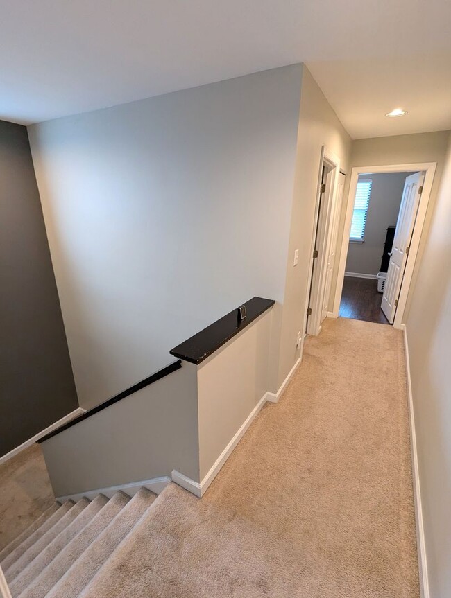 Building Photo - 2 Bedroom 1.5 Bathroom Townhouse with Off ...