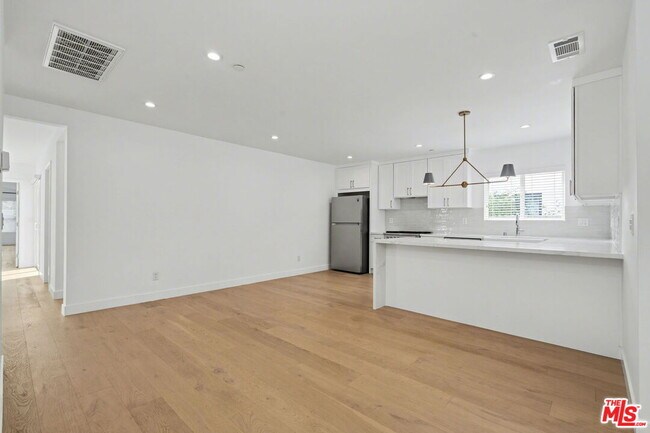 Building Photo - 7832 Croydon Ave