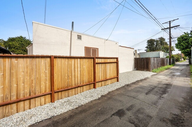 Building Photo - 1510 W 52nd St