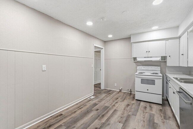 Building Photo - Move-In Ready 3 Bed with Modern Updates & Detached Garage