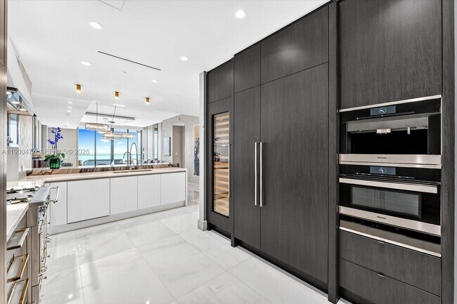 Building Photo - 17901 Collins Ave