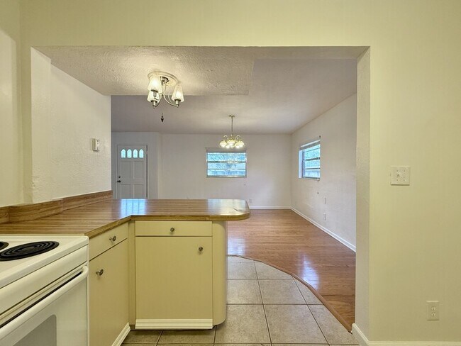 Building Photo - 1502 W Country Club Dr