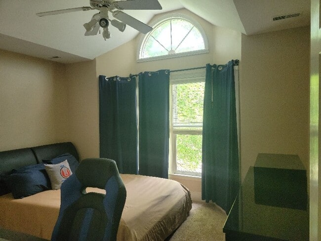 Building Photo - Townhouse in Haymount! 3 Bedroom 2.5 Bath ...