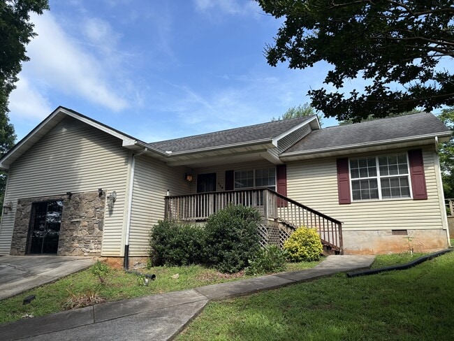 Primary Photo - 119 N Clover Hill Ridge Rd