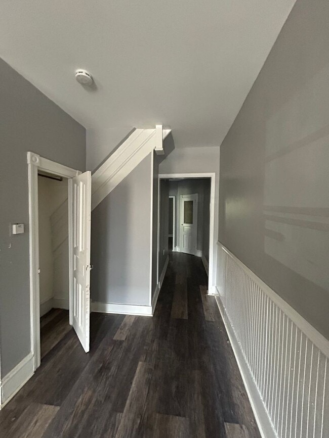 Building Photo - 5527 Ridge Ave
