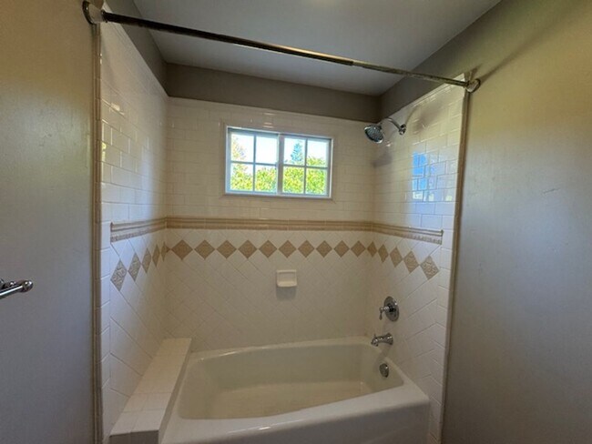 Building Photo - Gorgeous 5 bedroom, 4.5 bath, Westside Dan...