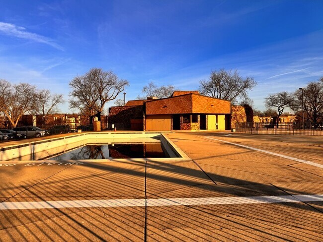 Building Photo - 2212 Country Club Dr