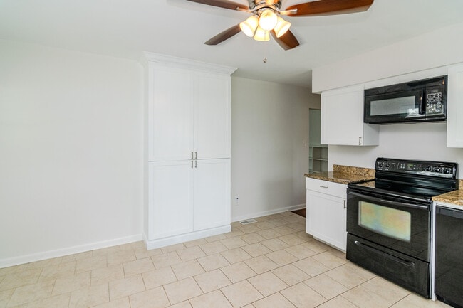Building Photo - 282 Zandale Dr