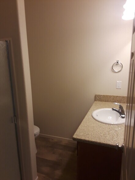 Building Photo - 1005 W 6th St