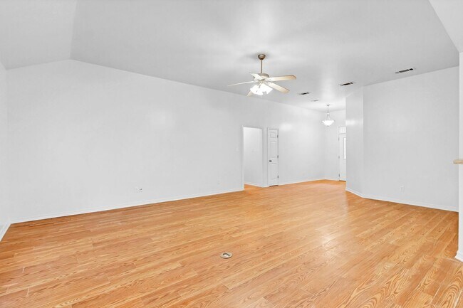 Building Photo - 4/2 in Stratford Glen Subdivision