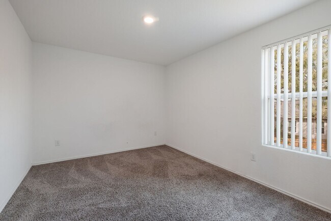 Building Photo - Lovely Rancho Primera Property