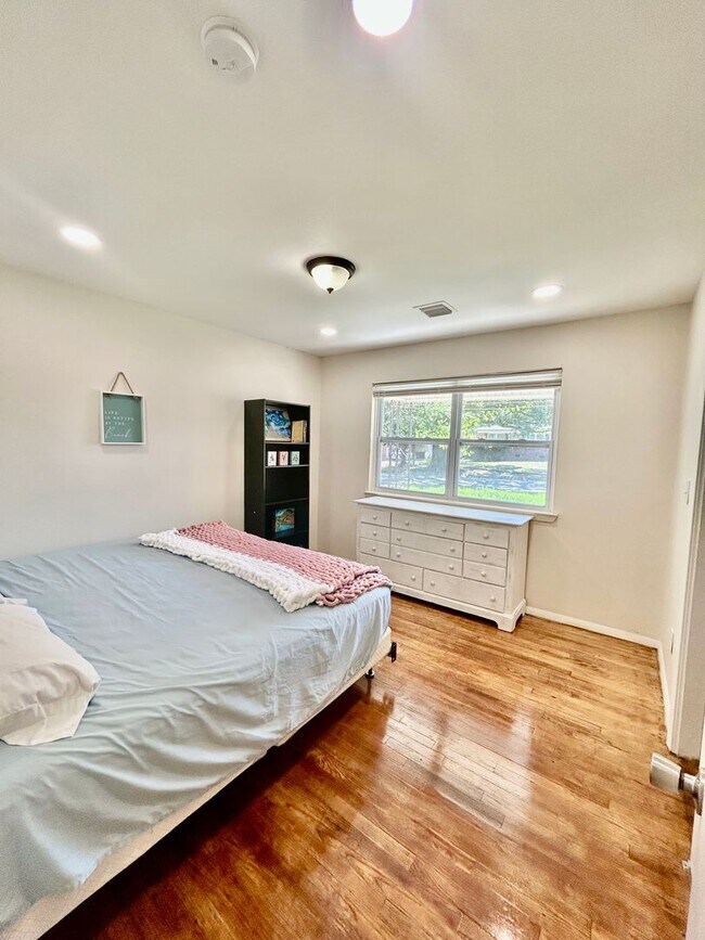 Building Photo - Gorgeous Fully Furnished 3 Bed/2 Bath Home...
