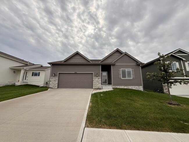 Primary Photo - Stunning Modern Ranch for Rent near Lake F...