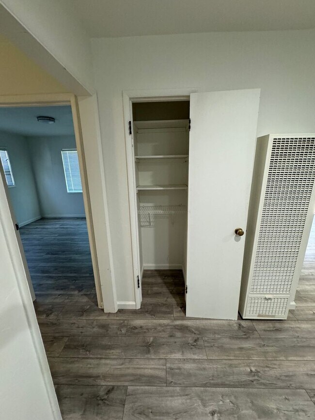 Building Photo - Cherokee Lane 1507-1509