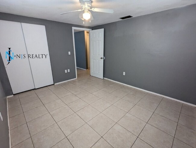 Building Photo - Large 1270 Sq. Ft. 3/2/1 tile floors, walk-in-closet, indoor laundry, fenced yard and spacious ki...