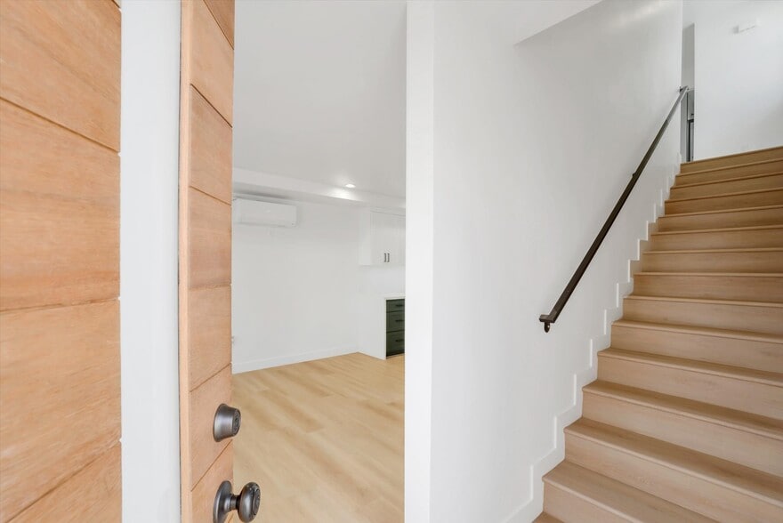 Building Photo - 2116 E 2nd St