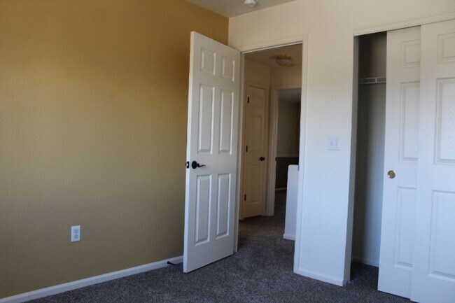 Building Photo - Beautiful 3 BR/2 1/2 BA Home in Highlands Ranch!