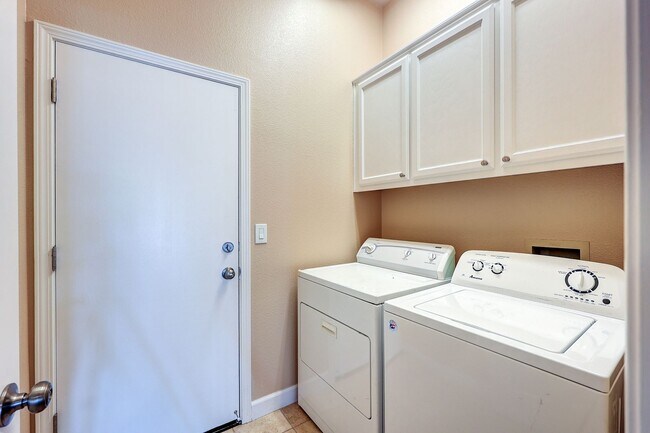 Building Photo - OPEN FLOOR PLAN WITH SIDEYARD PARKING AND ...